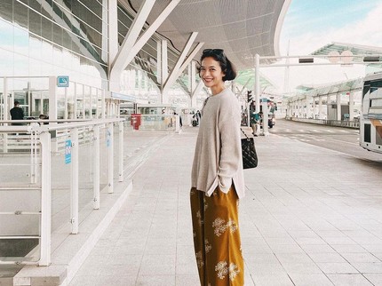 9 Inspirasi Outfit Earth Tone ala Putri Marino, Cantik Mudah Ditiru Bunda!