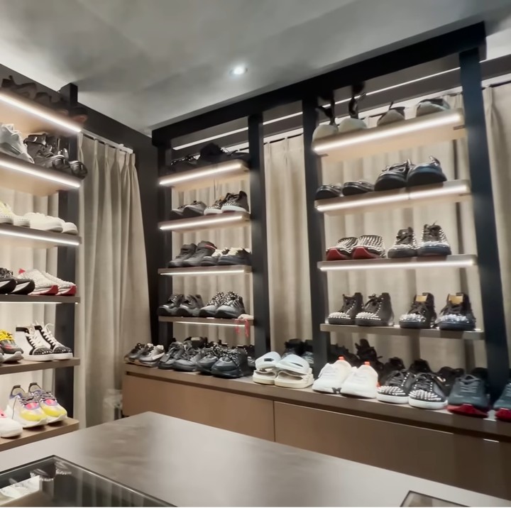 <p>Atta Halilintar dan Aurel Hermansyah memiliki ruang kloset untuk menyimpan koleksi busana pribadi. Tempat itu juga menyimpan berbagai<em> fashion branded</em> mereka, seperti sepatu hingga tas. Foto: YouTube Rans Entertainment)</p>