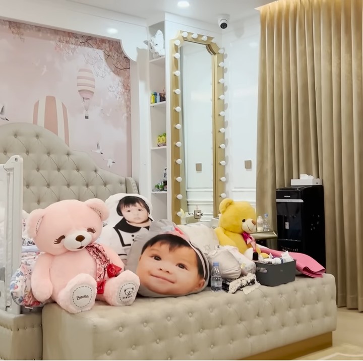 <p>Sementara itu, Ameena si sulung punya kamar dengan ukuran yang lebih besar. Kamar bernuansa pastel itu dipenuhi dengan boneka-boneka kesayangan Ameena. (Foto: YouTube Rans Entertainment)</p>