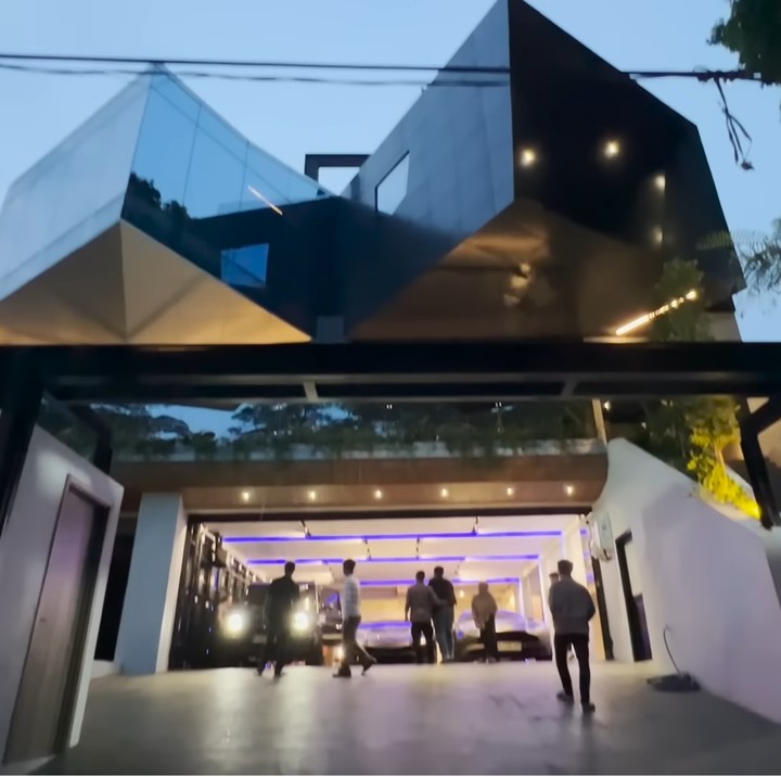 <p>Atta Halilintar dan Aurel Hermansyah kini tinggal di rumah mereka yang besar. Atta menceritakan rumahnya selesai dibangun usai terhambat karena pandemi. "Dia besar ke dalam, jadi depannya enggak lebar tapi depannya luas. Puas lah, hasil kerja. Ini selama empat tahun karena sempat ke-<em>pending</em> pandemi," ujarnya. (Foto: YouTube Rans Entertainment)</p>