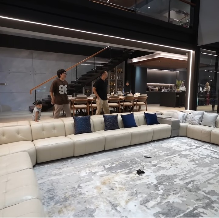 <p>Masuk ke bagian tengah, terdapat ruang keluarga berukuran sangat besar. Area ini menjadi tempat berkumpulnya keluarga besar Atta dan Aurel. "Kumpul di sini sama keluarga, karena anak-anak semuanya pada ngumpul," ucapnya. (Foto: YouTube Rans Entertainment)</p>