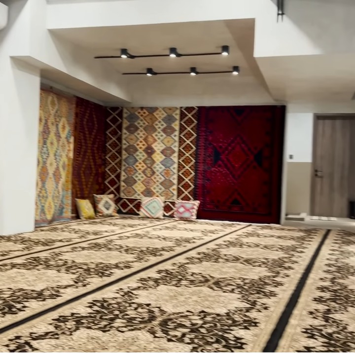 <p>Atta Halilintar juga menyediakan mushala berukuran besar di bagian basement rumah. Tempat itu ditata rapi dengan karpet bernuansa Timur Tengah. (Foto: YouTube Rans Entertainment)</p>