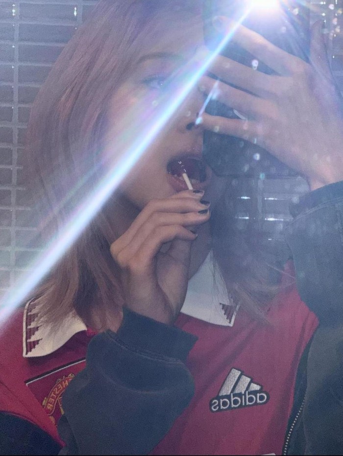 Ryujin mencuri perhatian dalam postingannya dengan mengenakan jersey dari club sepak bola terkenal, Manchester United. Gayanya terlihat chic dengan menambahkan item jaket sebagai outer./ Foto: Instagram/imfinethankyouandryu