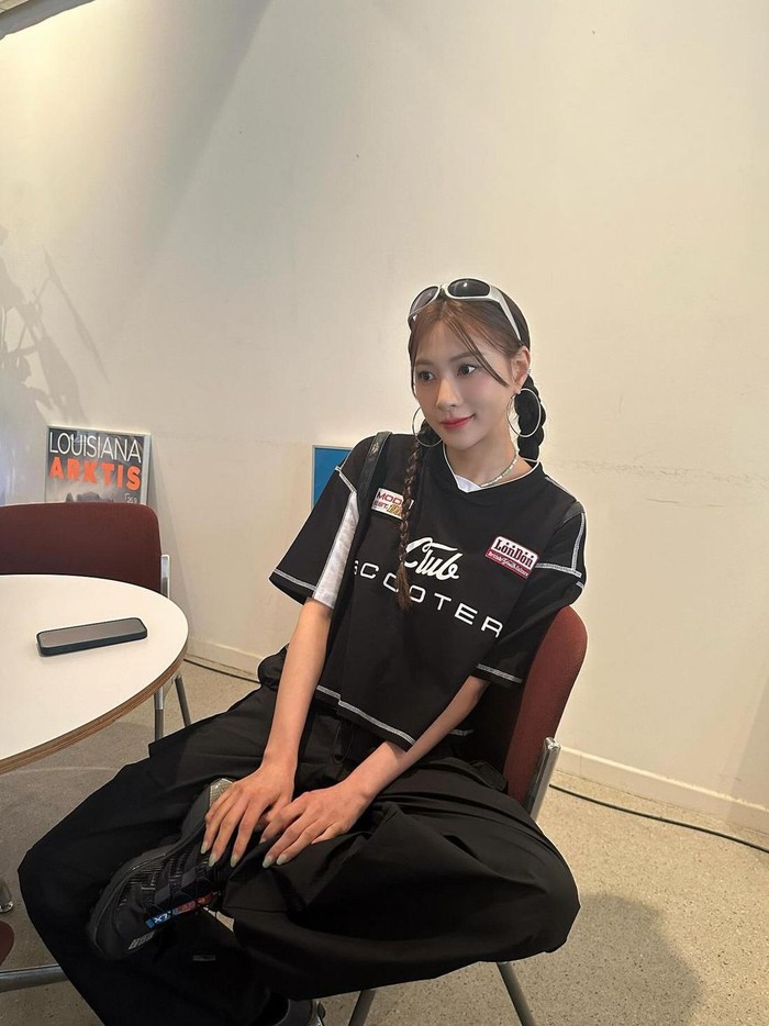 Sebagai fans sepak bola, Oh Ha Young Apink sangat menikmati tampilannya dalam jersey football. Ia tampil dengan T-shirt hingga kacamata hitam berbingkai perak, celana baggy hitam, serta sneakers bergaya gothcore./ Foto: Elle Korea