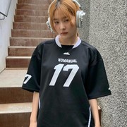 6 Outfit Bloke Core Ala Idol K-Pop, Fashion Jersey Football yang Populer di Tahun 90-an