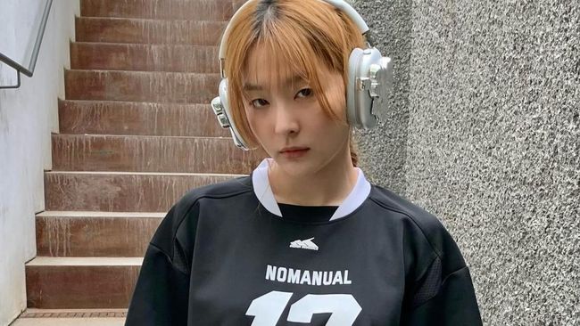 6 Outfit Bloke Core Ala Idol K-Pop, Fashion Jersey Football yang Populer di Tahun 90-an