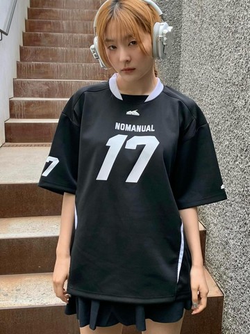 6 Outfit Bloke Core Ala Idol K-Pop, Fashion Jersey Football yang Populer di Tahun 90-an