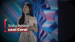 img-title Momen Song Joong Ki Tertangkap Kamera Tersenyum Lihat Song Kye Kyo