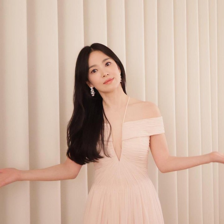 <p>Di kesempatan itu, Song Hye Kyo tampil memesona dalam balutan gaun<em> off-shoulder</em> dengan aksen <em>slit</em> pada bagian dada. Busana berwarna krem itu membuat penampilannya terlihat sangat manis. Riasan lembut serta rambut panjang yang dibiarkan terurai membuat aktris 42 tahun ini terlihat lebih muda. (Foto: Instagram @kyo1122)</p>
