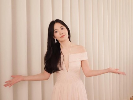 5 Potret Song Hye Kyo dan Bae Suzy Hadiri Baeksang Awards 2024, Anggun dan Memesona