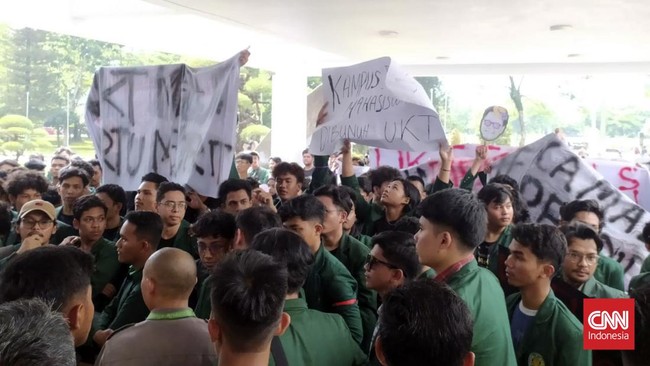 Ratusan mahasiswa USU Medan memprotes kenaikan Uang Kuliah Tunggal (UKT) 2024 yang lebih dari 100 persen.