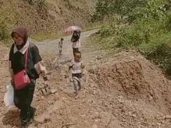 6 Hari Terisolir Imbas Longsor, Warga Nekat Jalan Kaki 35 Km Tinggalkan Rumah