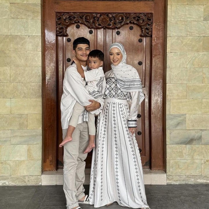 <p>Erica sendiri kerap mengunggah potret menggemaskan Zee pada laman Instagram-nya. Berbagai kegiatan pun mereka lakukan bersama mulai dari merayakan Lebaran hingga menikmati waktu berlibur. (Foto: Instagram: @ericaputrii)</p>