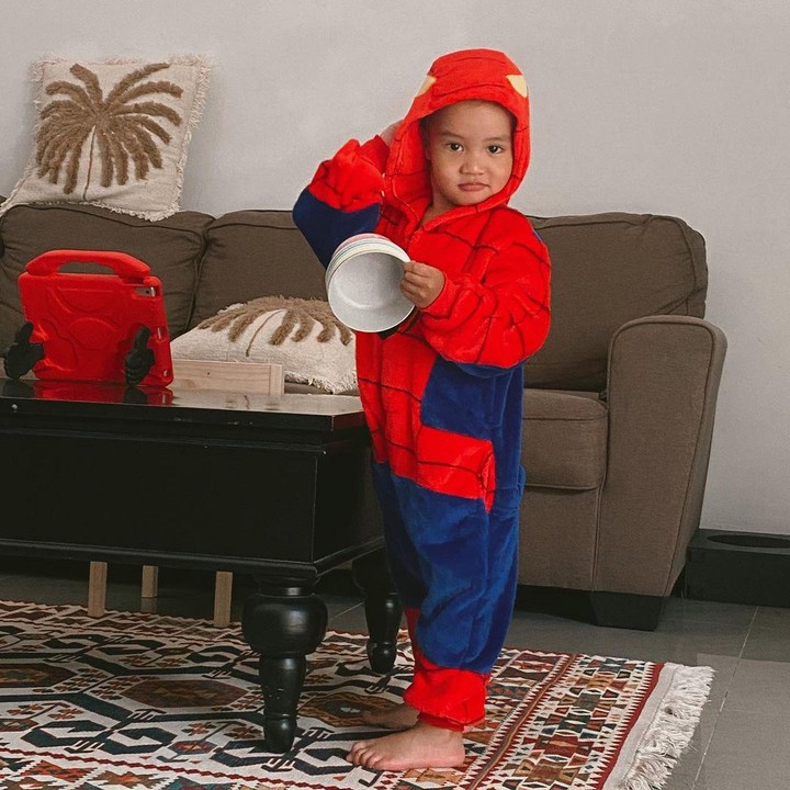 <p>Banyak netizen yang menyetujui pernyataan Erica nih, Bunda. Tidak sedikit yang juga mengatakan bahwa Zee sangat mirip dengan sang Ayah. (Foto: Instagram: @ericaputrii)</p>