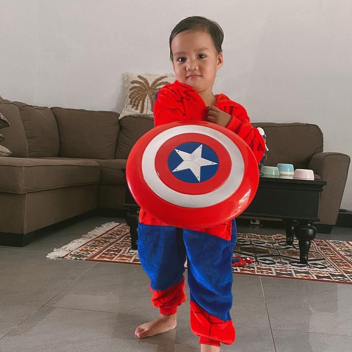 <p>"Kamu hanya kebagian hikmahnya," ungkap seorang netizen dengan emotikon tertawa. "Zee makin gede makin cakep bangett," ujar netizen lainnya. (Foto: Instagram: @ericaputrii)</p>