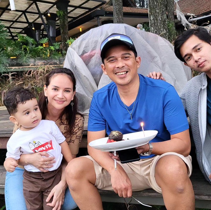 <p>Melalui media sosial Instagram pribadi, Angelica Simperler kerap membagikan potret kebersamannya dengan keluarga. Dalam unggahan-unggahan tersebut, Angelica sering dipuji seumuran dengan Titan, nih. (Foto: Instagram @angelicasimp.new)<br /><br /><br /></p>