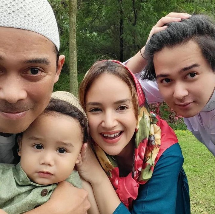 <p>Angelica Simperler menikah dengan Ai Rico Hidros Daeng dan menjadi bunda dari dua orang anak. Satu di antaranya merupakan anak sambung bernama Ahmad Titan At Tariq, Bunda. (Foto: Instagram @angelicasimp.new)<br /><br /><br /></p>