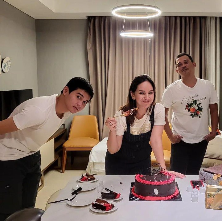 <p>Selain parasnya yang menawan, pemilihan outfit dan gaya berpakaian Angelica Simperler juga mendukung dirinya terlihat seperti anak muda. Bagaimana menurut pendapat Bunda?(Foto: Instagram @angelicasimp.new)<br /><br /><br /></p>