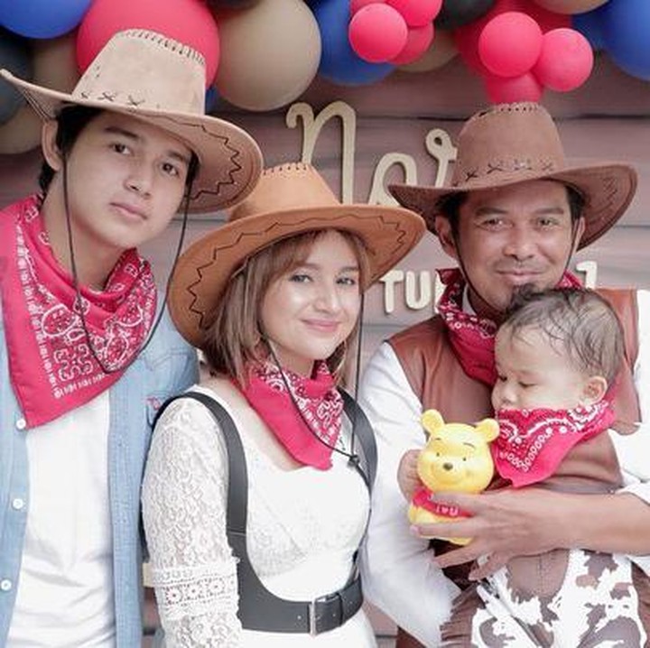 <p>Tak hanya disebut seumuran, Angelica Simperler juga kerap disebut bak bersaudara Titan, nih. "Anak sambung sama ibunya kek kakak adekk ... Kok bisa awet muda ya bagi resep dong @angelicasimp.new," kata @cro****. (Foto: Instagram @angelicasimp.new)<br /><br /><br /></p>