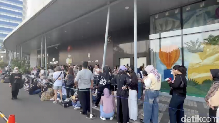 Antrean Mengular di Pintu Masuk BTS: POP UP MONOCHROME IN JAKARTA Antrean Mengular di Pintu Masuk BTS: POP UP MONOCHROME IN JAKARTA