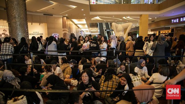 ARMY tak perlu khawatir meski beberapa merch sudah ludes terjual. Toko menyediakan sistem pre-order untuk beberapa item yang sudah habis. Begini caranya.