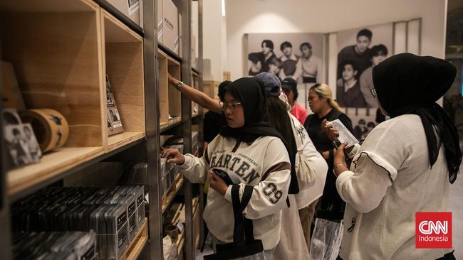 Tak cukup sekali, sejumlah ARMY mengaku datang berkali-kali ke BTS Pop-up: MONOCHROME di METRO Department Store Gandaria City, Jakarta.