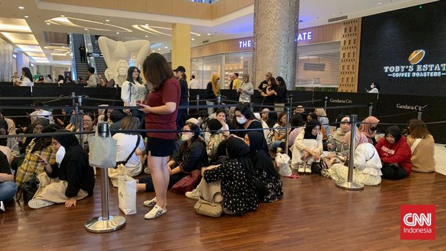 ARMY yang sudah mengantre sejak subuh langsung teriak antusias saat BTS POP-UP Monochrome In Jakarta resmi dibuka.