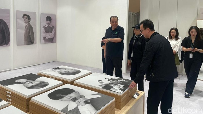 Chairul Tanjung menghadiri pembukaan BTS Pop Up Store di Metro, Gandaria City, Jakarta Selatan