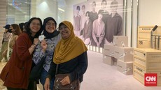 Ibu 71 Tahun Ikut Antre Masuk BTS POP-UP MONOCHROME IN Jakarta