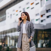 Tampil Stylish dan Profesional, 8 Fashion Items Wajib Dimiliki Perempuan Karier