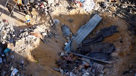 FOTO: Israel Bombardir Rafah, 100 Ribu Orang Mengungsi-Rumah Hancur
