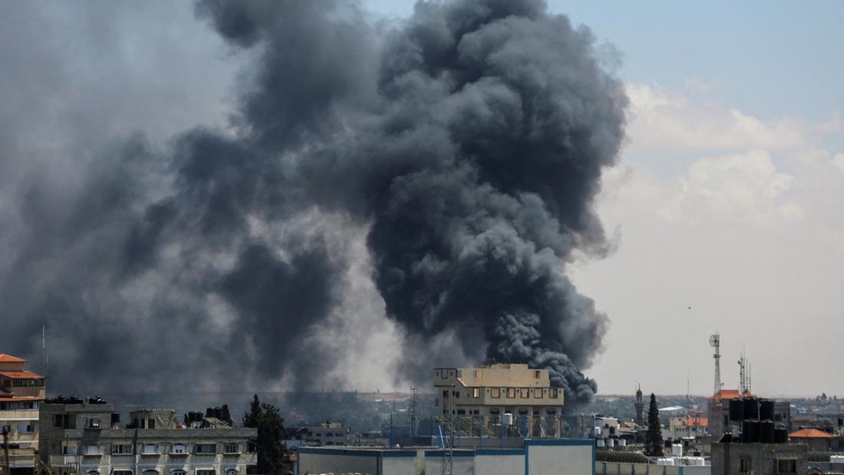 FOTO: Israel Bombardir Rafah, 100 Ribu Orang Mengungsi-Rumah Hancur