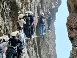 Kala Turis Pendaki Terjebak di Tebing Selama Lebih dari Satu Jam