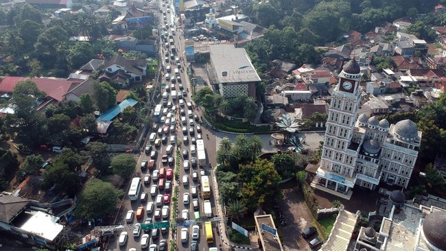 FOTO: Kemacetan Jalur Puncak Bogor Saat Libur Panjang 9-12 Mei