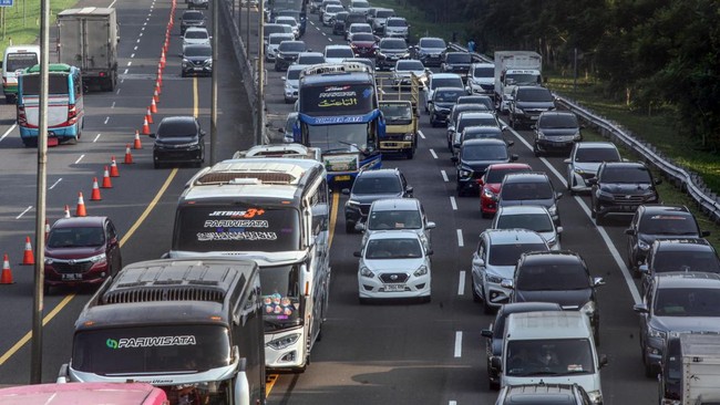 Polisi menerapkan rekayasa lampau lintas ganjil genap di Jalan Raya Puncak, Bogor, selama long weekend peringatan Maulid Nabi Muhammad SAW.