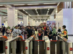 Berbondong-bondong Warga Naik Kereta Keluar Jakarta Mengisi Long Weekend