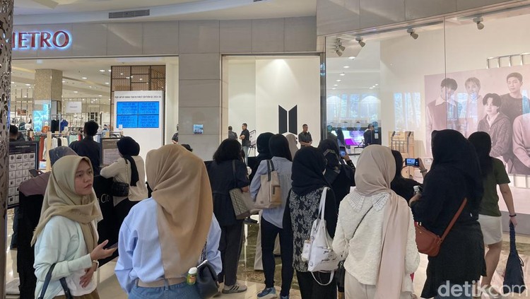 Makin Siang, Ribuan ARMY Geruduk BTS POP-UP: MONOCHROME Makin Siang, Ribuan ARMY Geruduk BTS POP-UP: MONOCHROME