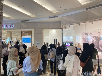 ARMY Rela Antre BTS POP-UP STORE: MONOCHROME Sejak Pukul 3 Pagi & Belanja hingga Rp4 juta Lebih
