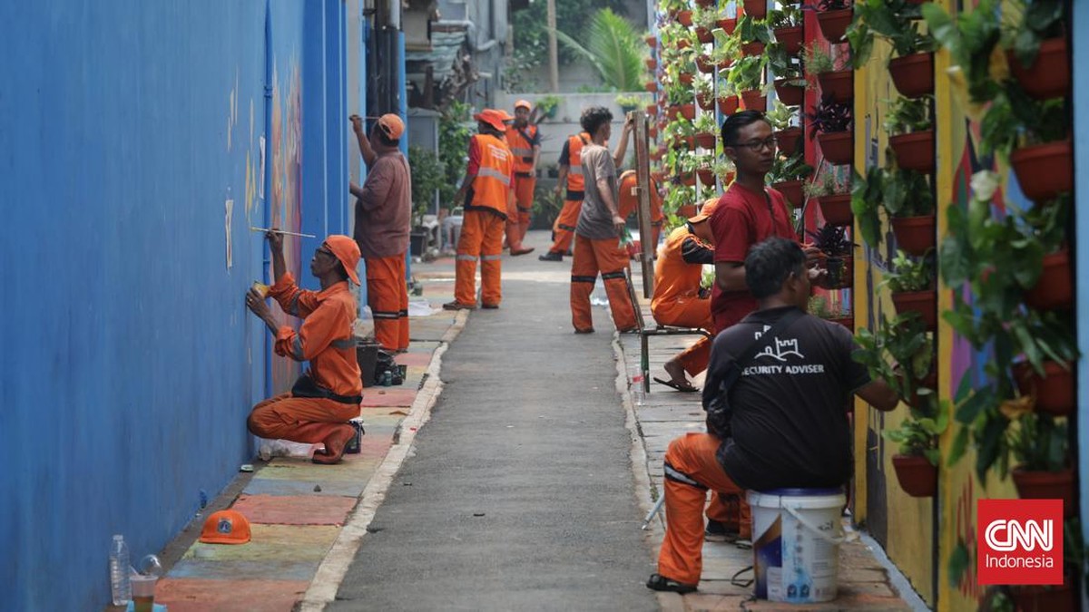 FOTO: Menata Kawasan Pemukiman Warga dengan Mural