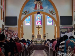 Ribuan Jemaat Khidmat Ikuti Misa di Gereja Kristus Raja Surabaya