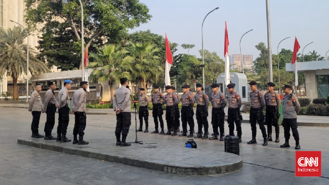 Anggota kepolisian bersiaga untuk mengawal aktivitas misa Kenaikan Yesus Kristus di Gereja Katedral, Jakarta Pusat pada Kamis (9/5).