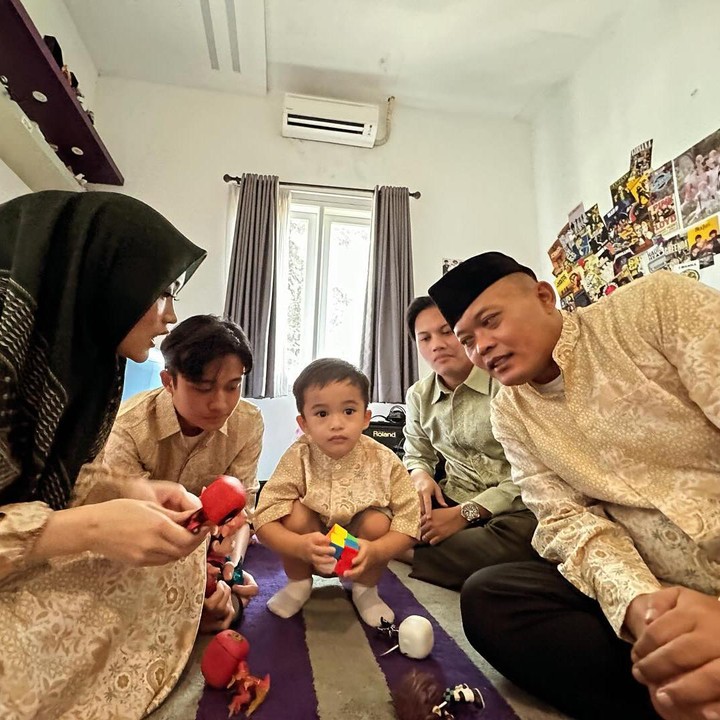 <p>Laki-laki yang akrab disapa Iky ini juga menjelaskan bagaimana acara tersebut berlangsung. Katanya, prosesi tersebut dilaksanakan secara tertutup dan dihadiri keluarga terdekat termasuk sang adik Adzam. (Foto: @axioo @emanuel_ak @bystevengun by Instagram @rizkyfbian)<br /><br /></p>