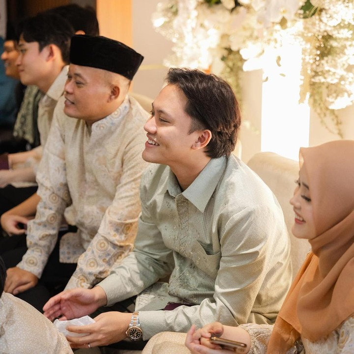 <p>Usai menggelar upacara adat menjelang pernikahan bersama Mahalini di Bali, Rizky Febian turut mengadakan pengajian dikediaman orang tuanya, Bunda. (Foto: @axioo @emanuel_ak @bystevengun by Instagram @rizkyfbian)</p>