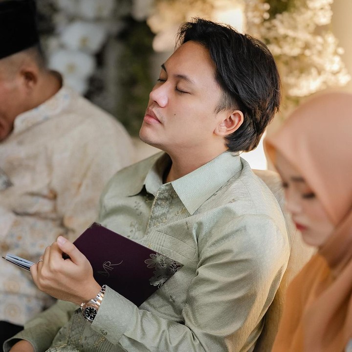 <p>Acara ini berlangsung pada 8 Mei 2024 lalu. Momen penuh haru tersebut Rizky bagikan melalui akun Instagram pribadi. "Hari ini pengajian dirumah ayah tanggal 8 Mei 2024," bukanya, dikutip dari akun @rizkyfbian. (Foto: @axioo @emanuel_ak @bystevengun by Instagram @rizkyfbian)</p>