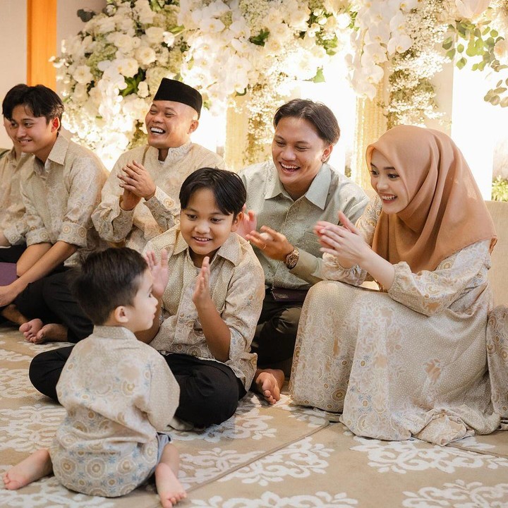 <p>Tak sampai di sana, pelantun <em>Seperti Kisah</em> ini juga memaparkan maksud serta tujuan diadakannya pengajian. "Pada prosesi ini, Iky memohon izin ke keluarga besar dan kerabat yang hadir, agar semua niat baik yang sudah direncanakan dapat berjalan dengan lancar hingga hari bahagia nanti," tuturnya. (Foto: @axioo @emanuel_ak @bystevengun by Instagram @rizkyfbian)<br /><br /></p>