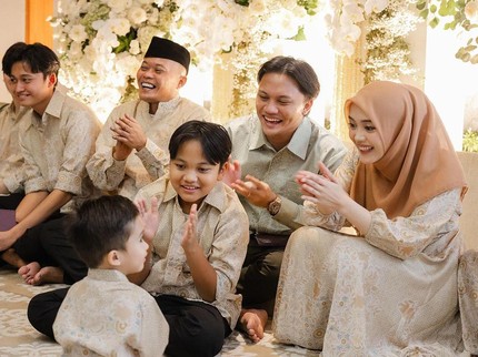 7 Potret Haru Pengajian Rizky Febian Jelang Menikah, Kehadiran Adzam Curi Perhatian