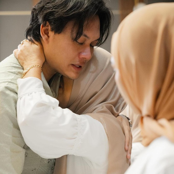 <p>Rizky nampak memeluk salah satu anggota keluarga dengan penuh haru dan tak mampu membendung air matanya. Suasan menjadi syahdu, kala ia berpamitan untuk memulai membuka lembaran baru bersama Mahalini. (Foto: @axioo @emanuel_ak @bystevengun by Instagram @rizkyfbian)</p>