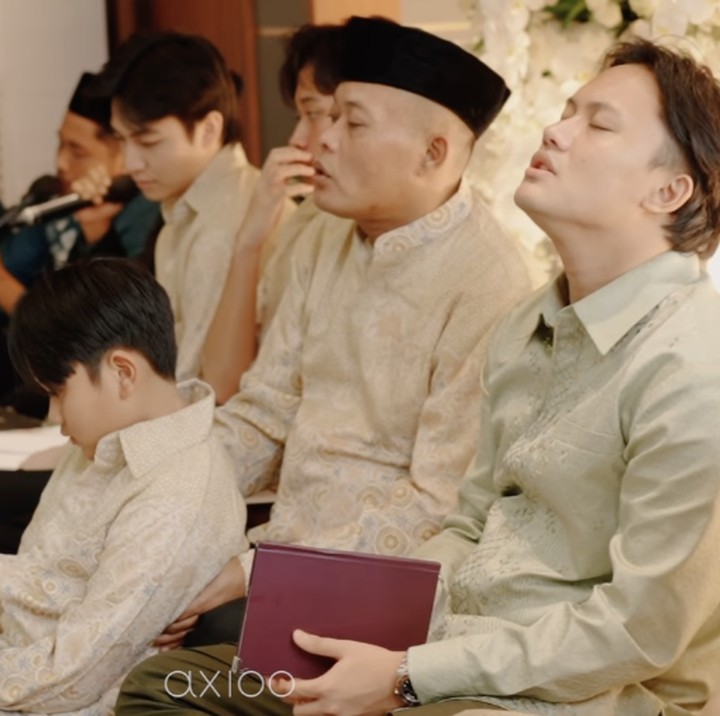 <p>Tausyah yang sangat menyentuh membuat susana menjadi khidmat dan haru. Rizky, bersama ayah dan adik-adiknya nampak tersentuh dalam momen spesial tersebut. (Foto: @axioo @emanuel_ak @bystevengun by Instagram @rizkyfbian)</p>