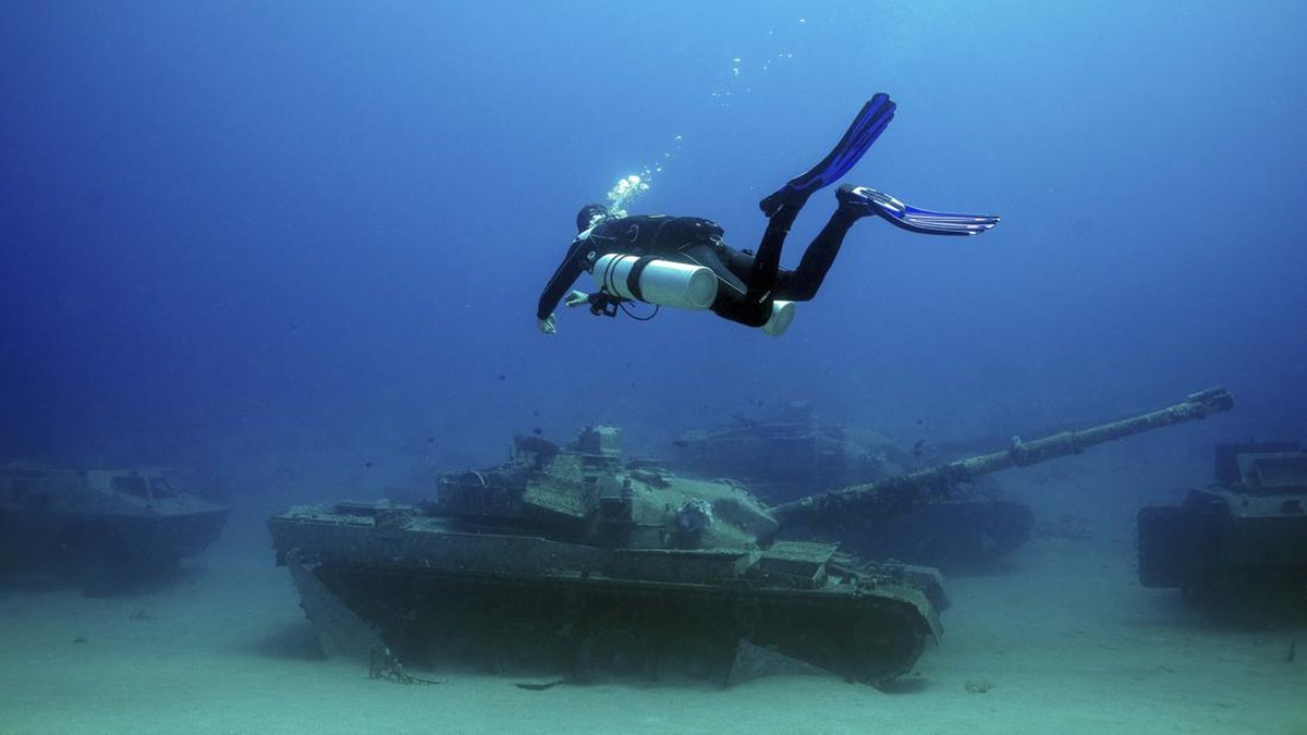 FOTO: Ada Tank dan Helikopter di Museum Militer Bawah Air Yordania