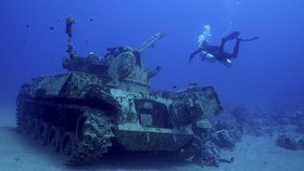 FOTO: Ada Tank dan Helikopter di Museum Militer Bawah Air Yordania